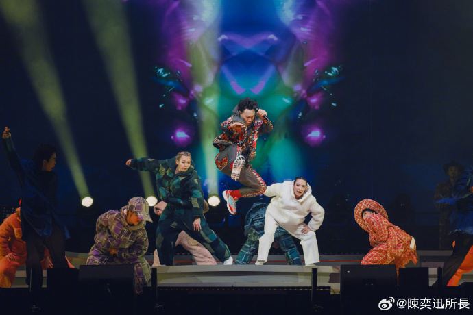 陈奕迅在台上跳跳扎！