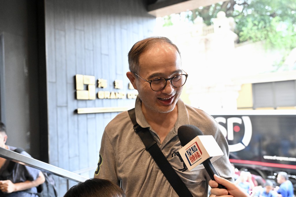曾先生指兒子是首次來海運看電影,亦是最後一次。劉駿軒攝 曾先生指兒子是首次來海運看電影,亦是最後一次。劉駿軒攝