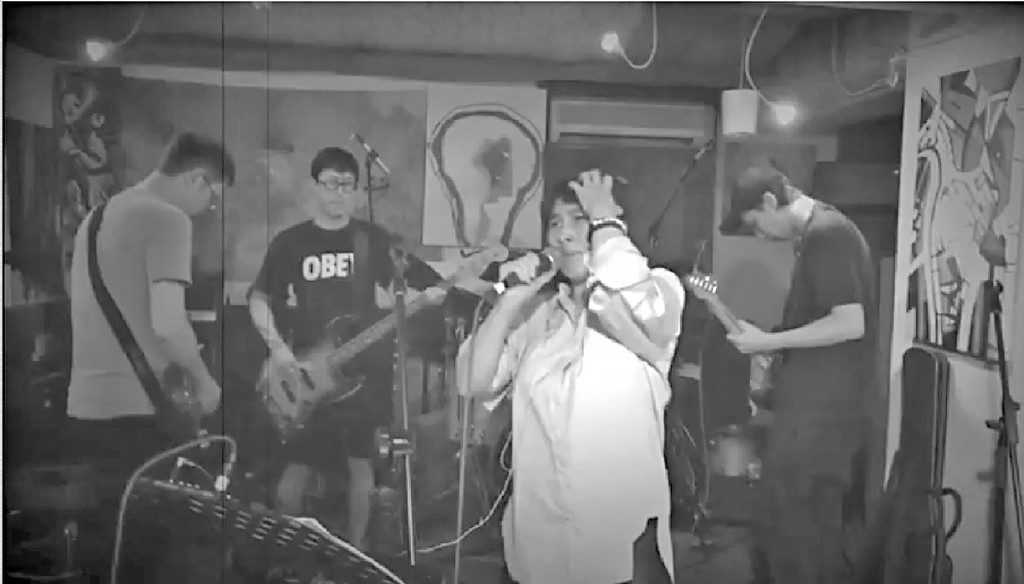 ■唱新歌時，超儀表現好High。
