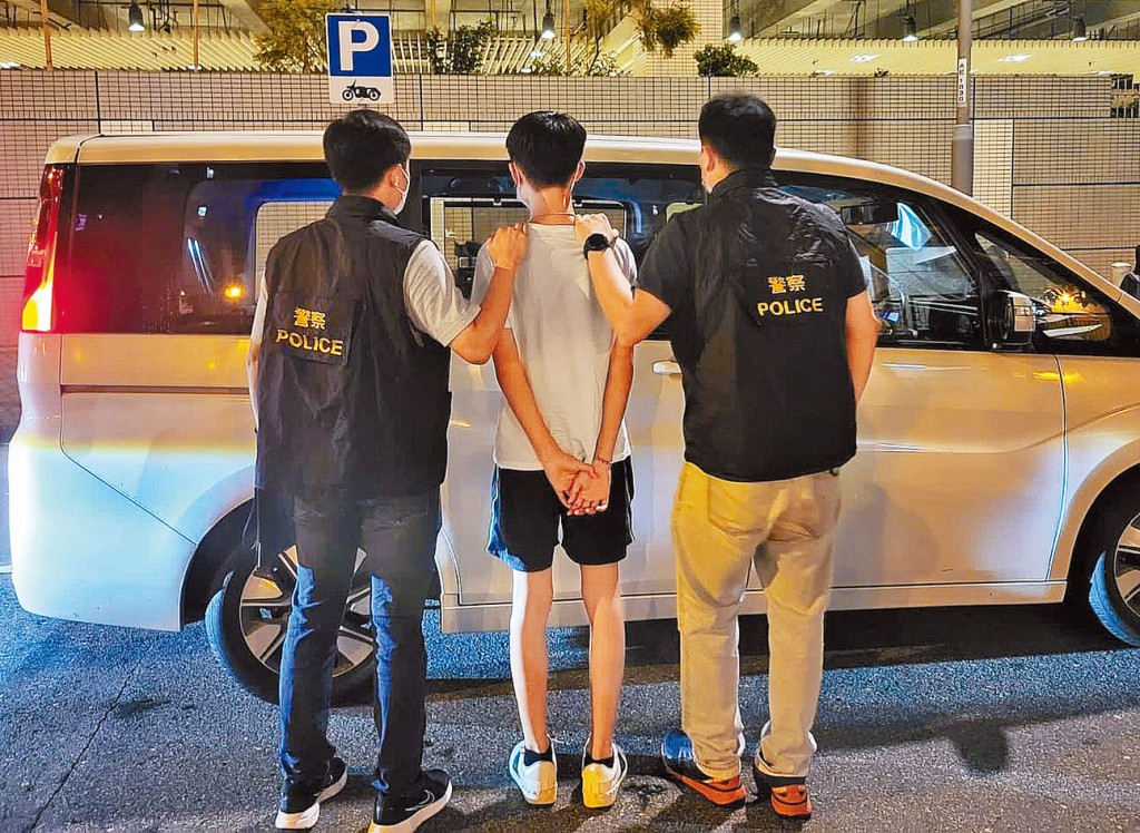 涉販毒十四歲男童帶署扣查。