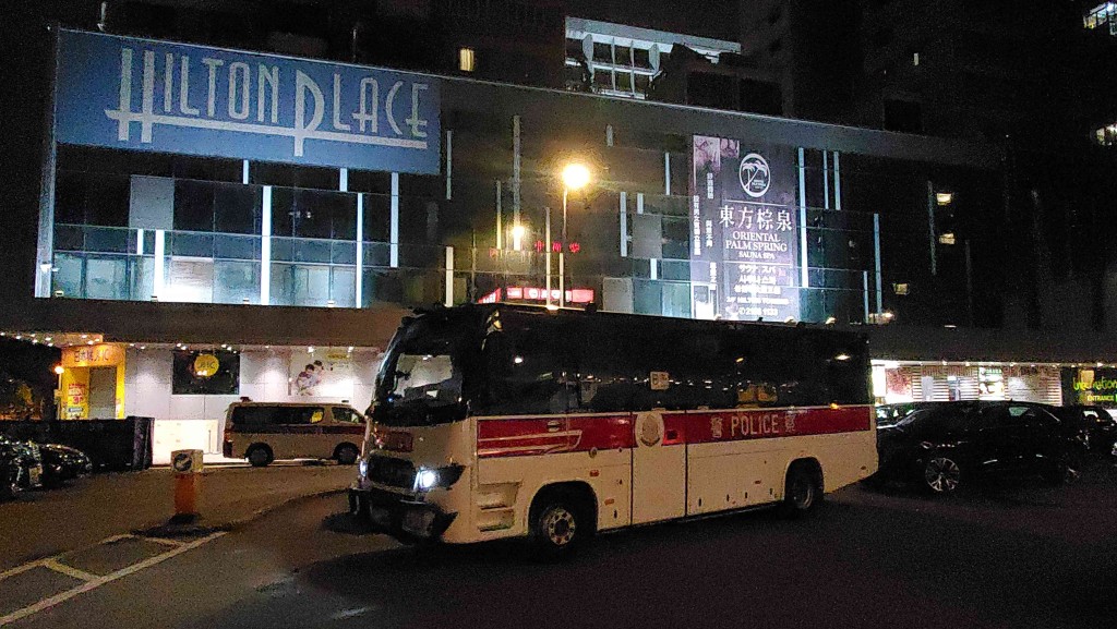 反黑組等近百人尖沙咀掃蕩娛樂所場。