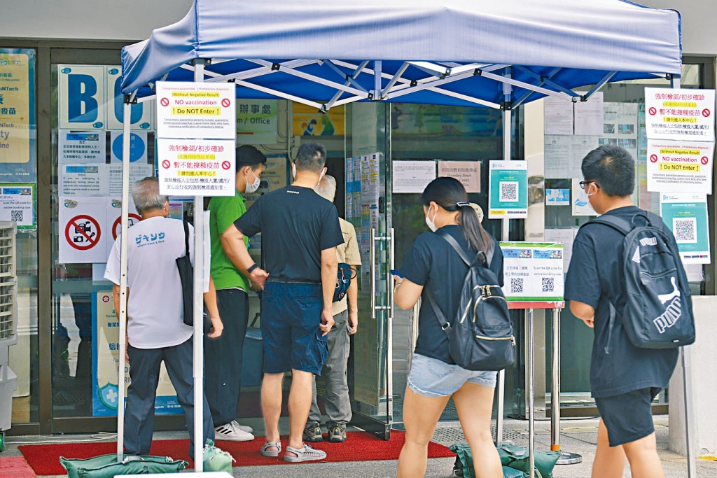 專家認為如第三針接種率夠高，可走向「精準復常」。