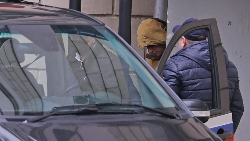 格斯科維奇（Evan Gershkovich）離開莫斯科的法庭，被帶上一輛黑色車。 路透社 