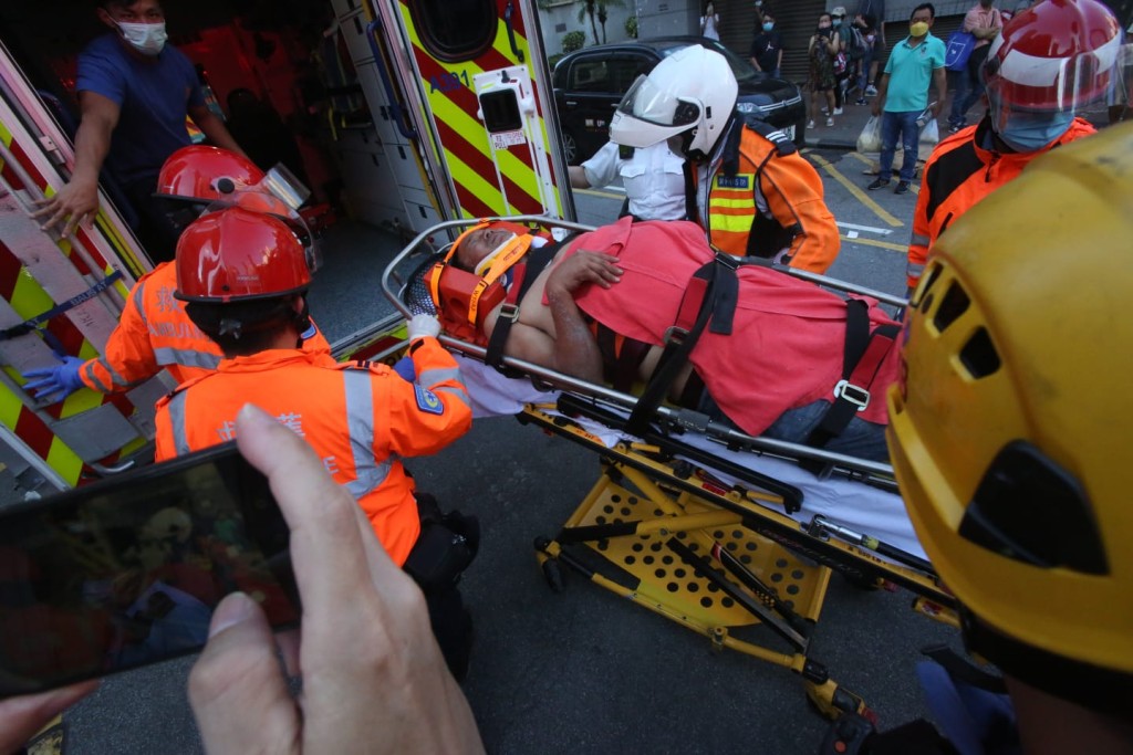 受傷男工人由救護車送院治理。