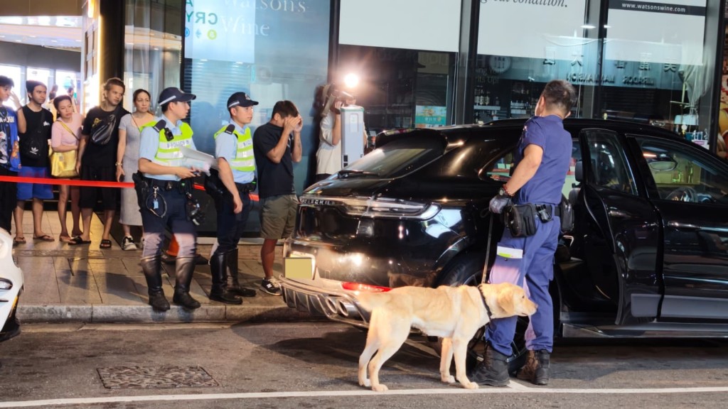 尖沙咀保時捷行車不穩遇查 車內檢獲懷疑大麻 36歲男司機涉多罪被捕。黃文威攝