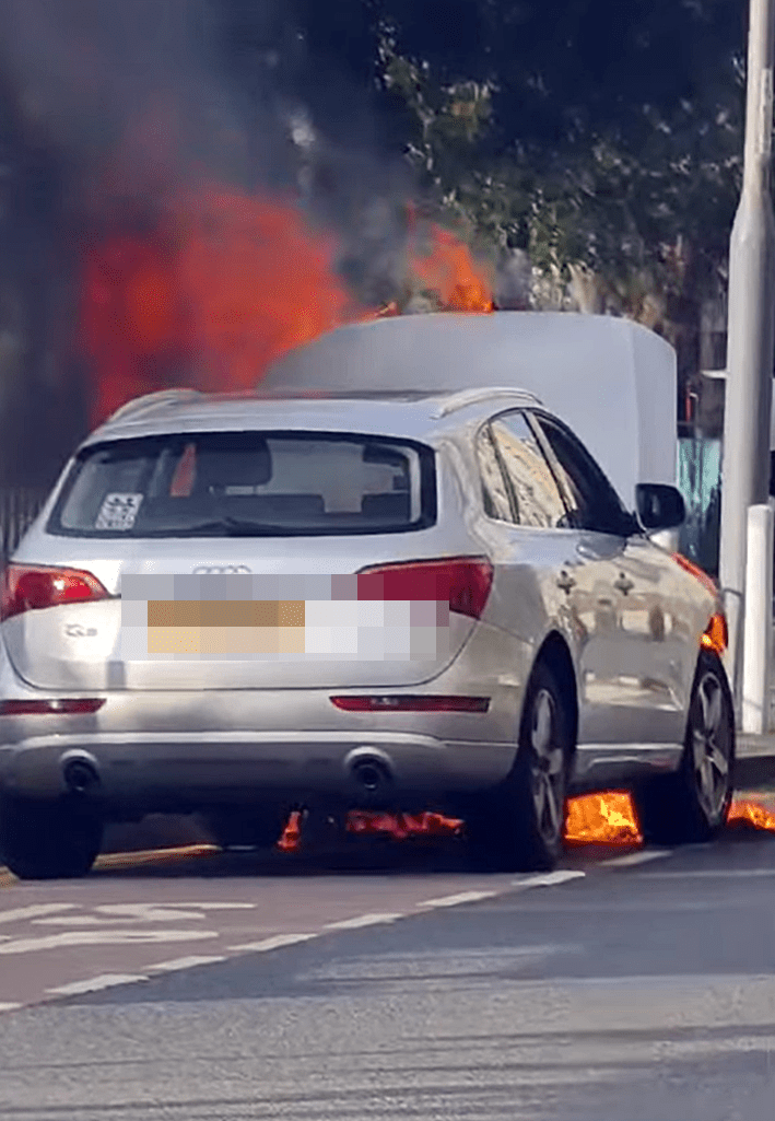 私家車陷入火海。fb：香港突發事故報料區