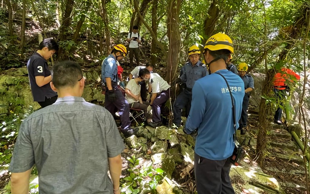 新界南总区失踪人口调查组与其他部门进行山岭搜救行动。