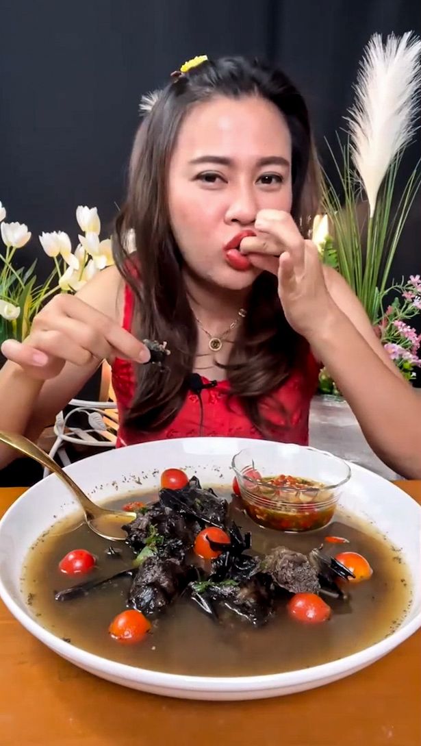 一名泰国网红表演食蝙蝠展示得津津有味。互联网截图