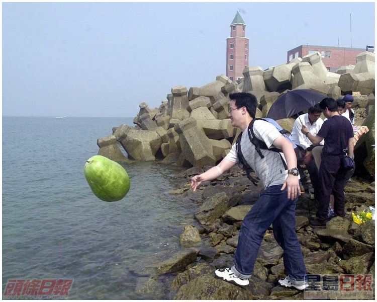 港人遇難者家屬把西瓜拋落海,希望親人屍體浮上水面。資料圖片