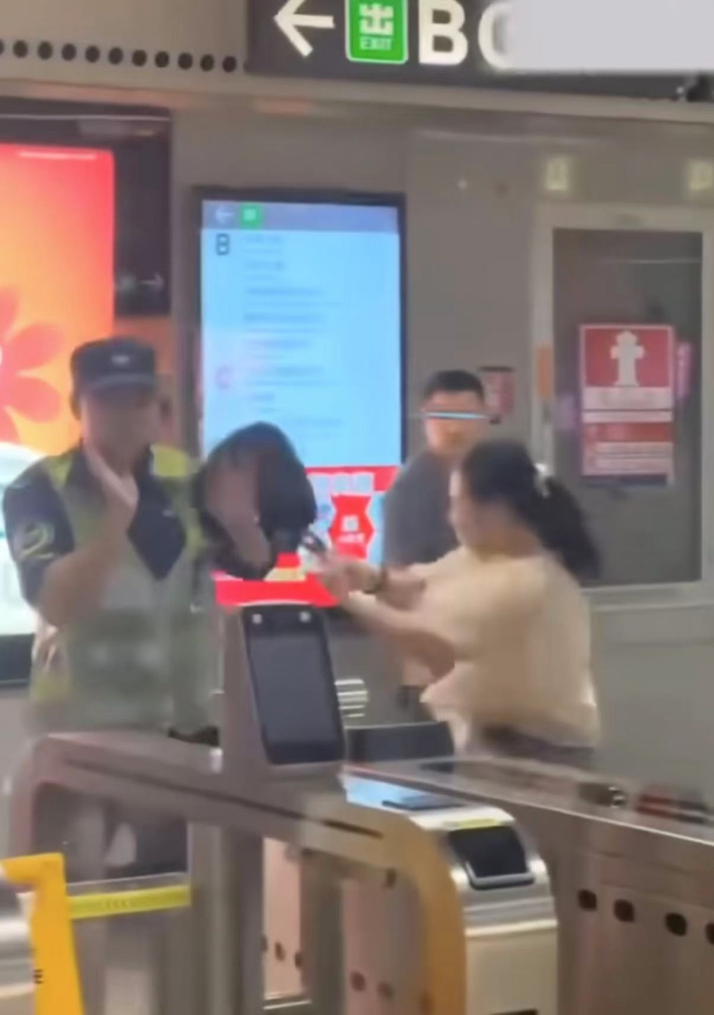 深圳女拒安檢猛砸地鐵工作人員。微博@今事 深圳女拒安檢猛砸地鐵工作人員。微博@今事