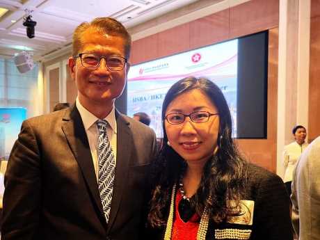 黎穎瑜不時在新加坡接待香港訪問團，包括財政司司長陳茂波。黎穎瑜FB 