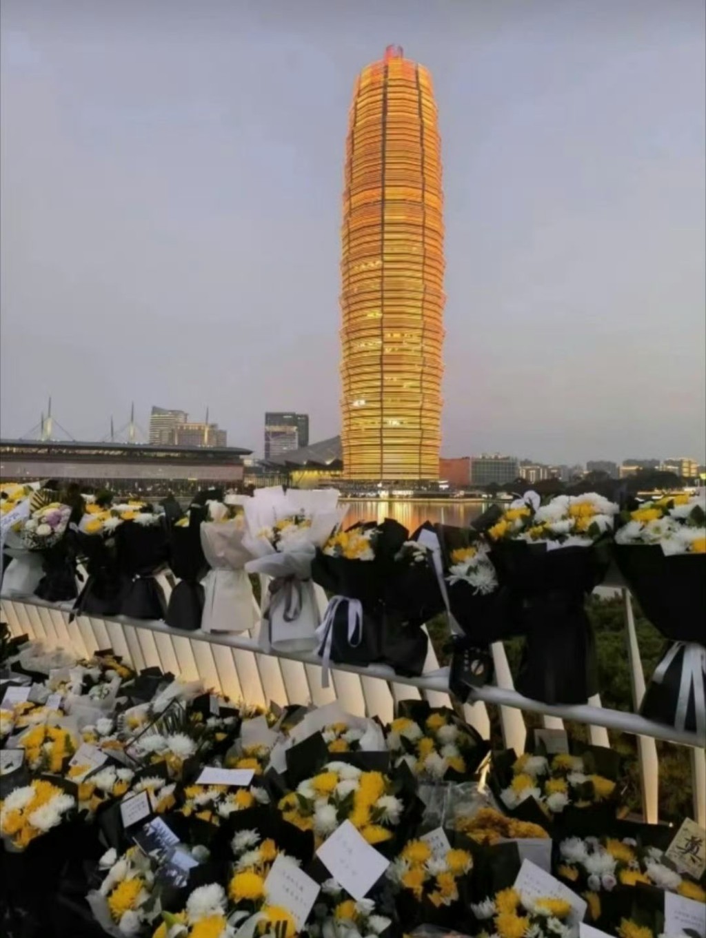 民眾在鄭東新區如意湖邊擺放鮮花悼念李克強。