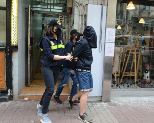 海關人員將疑犯押返單位搜證。李子平攝