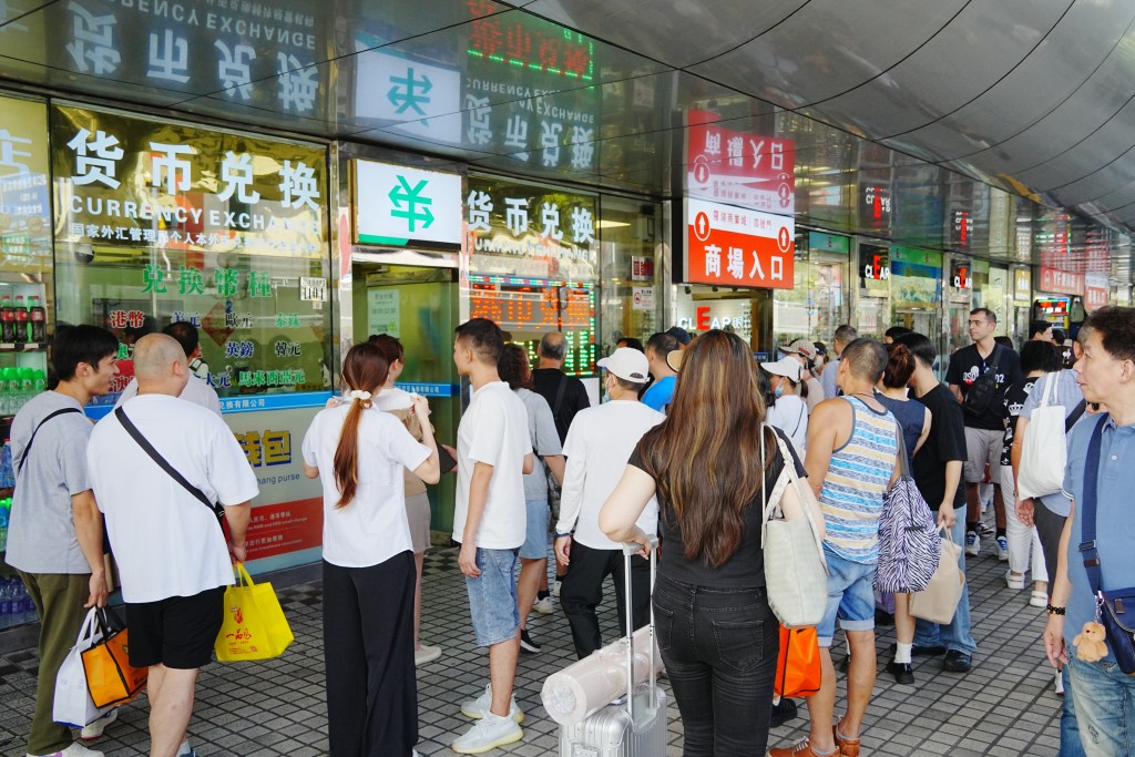 港人北上消費。 港人北上消費。