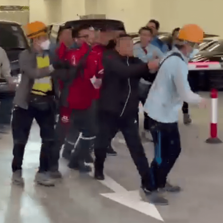 紅衫工人們見狀登時暴起,先是捉住藍衫頭盔男。 紅衫工人們見狀登時暴起,先是捉住藍衫頭盔男。