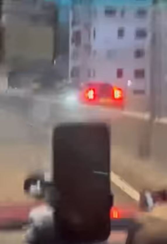 电单车闪避不及，与野马相撞。车cam L（香港群组）Bosco Chu影片截图