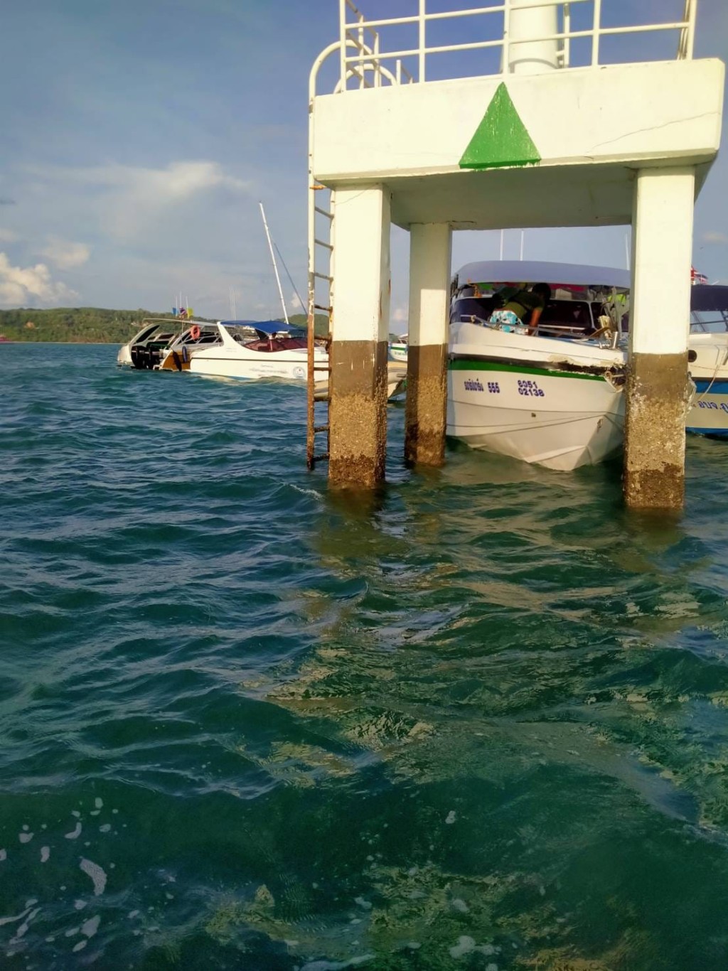 观光快艇与海面一个航道标记相撞。泰国海事处FB