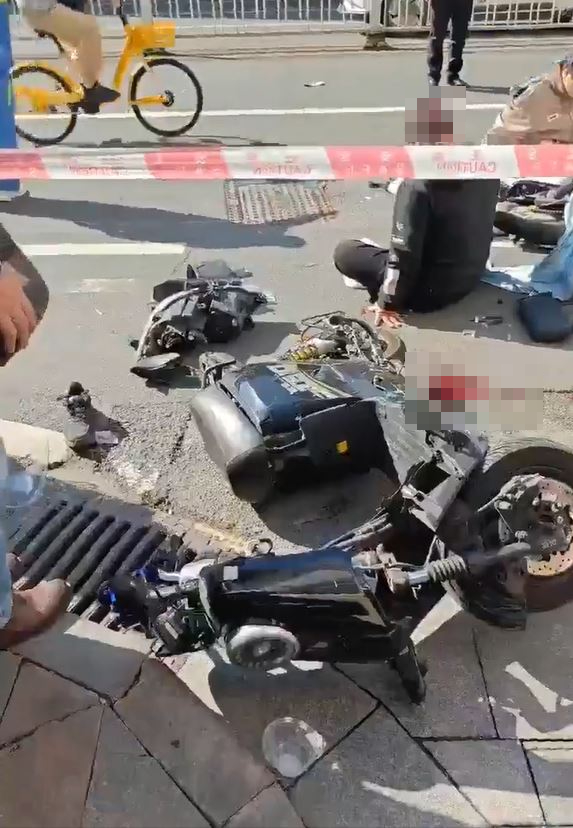事故現場多名電動單車司機被撞倒地受傷，等待救援。影片截圖