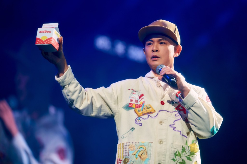 側田周圍玩音樂，認識到來自世界各地、不同文化背景的音樂人。