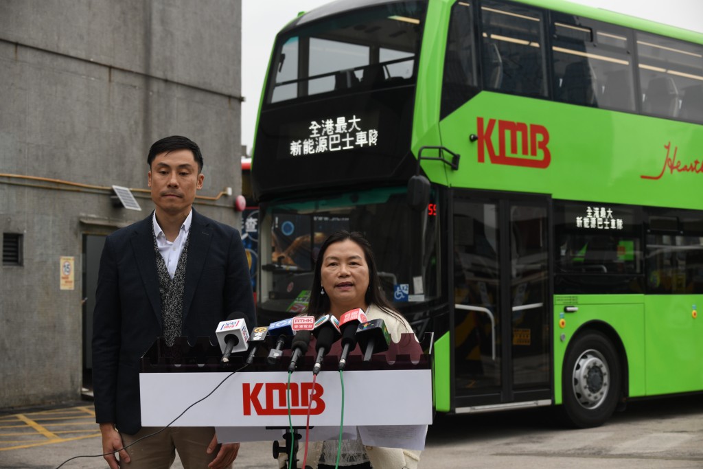 九巴行政總監（署理）關翠蘭表示，電動巴士較傳統的柴油巴士貴一半，認為政府的資助必不可少。何君健攝