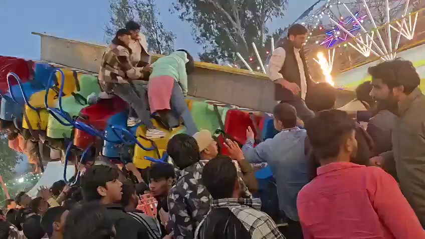 現場民眾爬上鞦韆救人。 現場民眾爬上鞦韆救人。