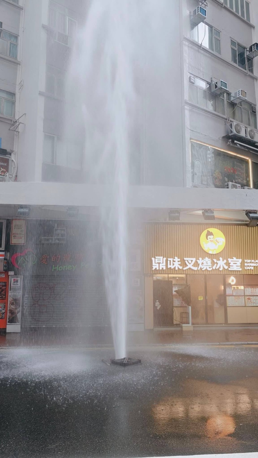 水花四濺。網上圖片 水花四濺。網上圖片
