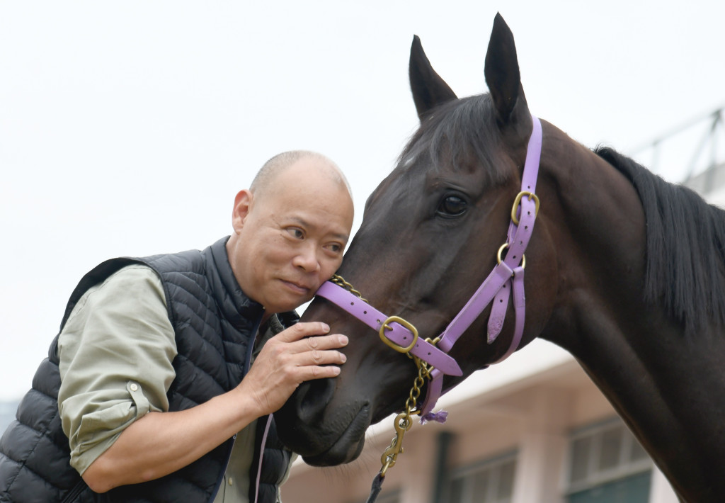  苏伟贤表示，有时候马匹有脾气，骑师会告知哪里感觉不对。 何健勇摄