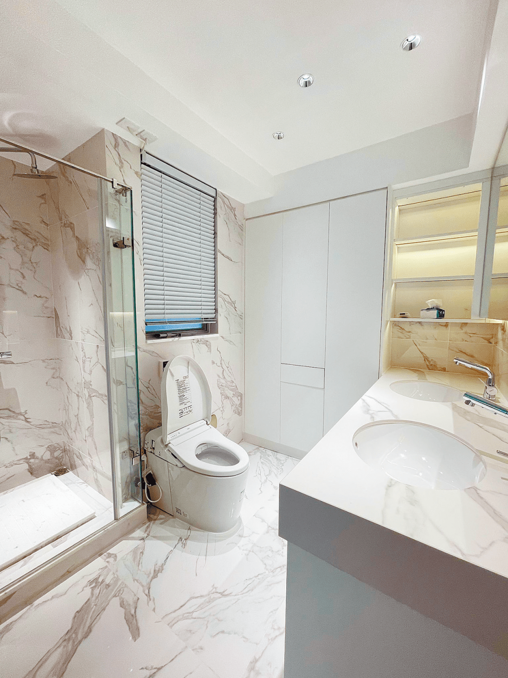 浴室裝潢亮麗潔白，一室通透明亮。