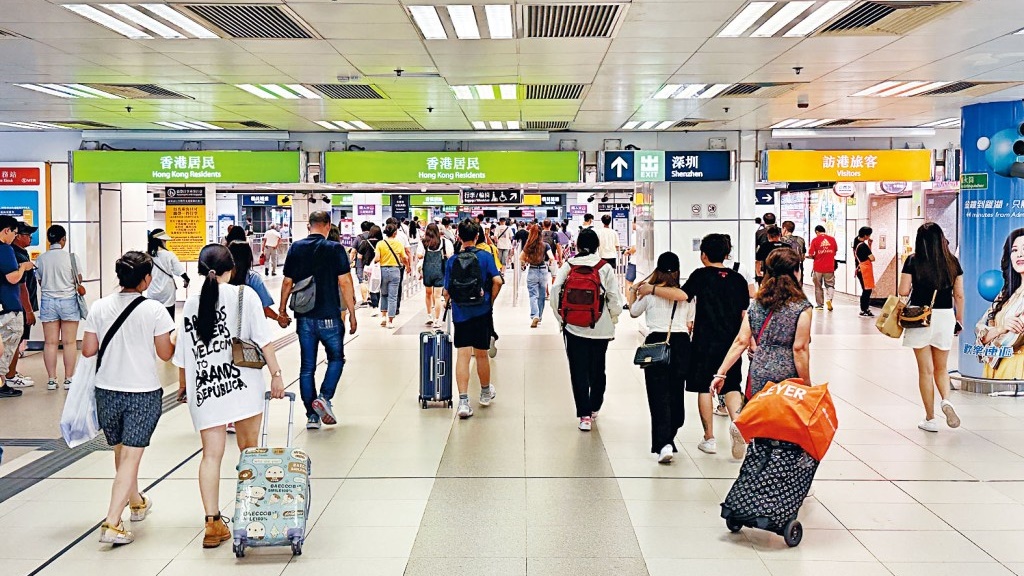 農曆新年︱年初一截至早上10時 逾16.3萬人次出入境