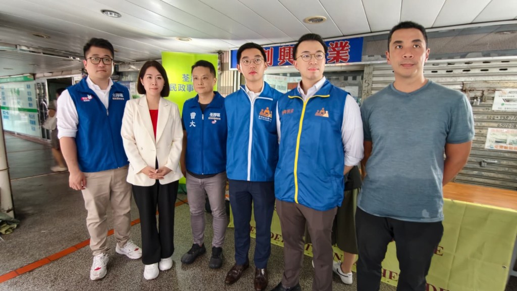 立法會議員郭芙蓉與區議員曾大在現場協助居民。 立法會議員郭芙蓉與區議員曾大在現場協助居民。