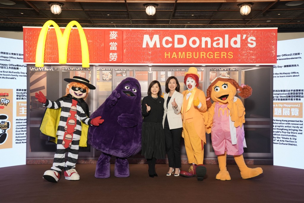 香港麥當勞行政總裁黎韋詩(左)及渣打銀行香港兼大中華及北亞區行政總裁禤惠儀(右) 香港麥當勞行政總裁黎韋詩(左)及渣打銀行香港兼大中華及北亞區行政總裁禤惠儀(右)