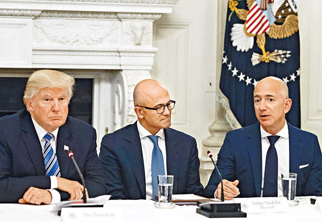 （左起）特朗普、微软行政总裁纳德拉和亚马逊创办人贝索斯，在二〇一七年同台。