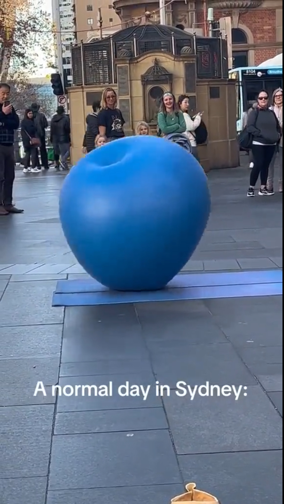 Vincent Huang在悉尼街頭扮演「氣球人」，時而全身藏在氣球內。 X