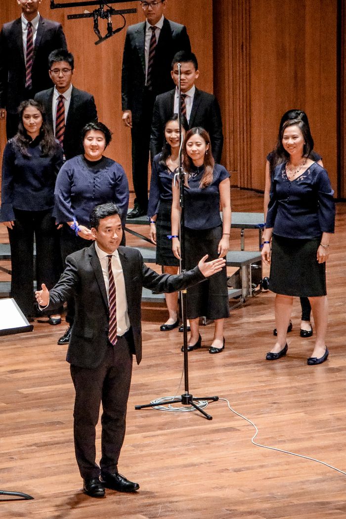 拔萃男書院校長兼歌詠團總指揮鄭基恩(前)表示,希望藉是次網上合唱團演出,以音樂凝聚人心,讓觀眾從中獲得團結及友誼的力量,克服當前的挑戰。