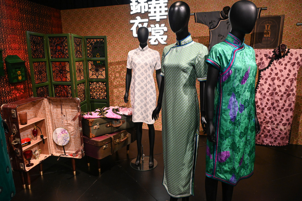 以前民间的中式服装称为唐装，当中长衫更成为流行服装。 
