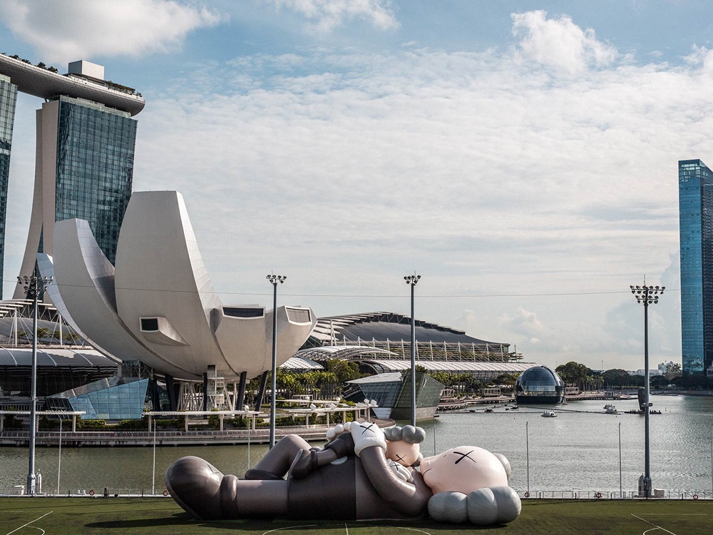 《KAWS:假日》在新加坡的大型吹氣公仔展示活動,因法庭禁制令被迫停辦。網圖