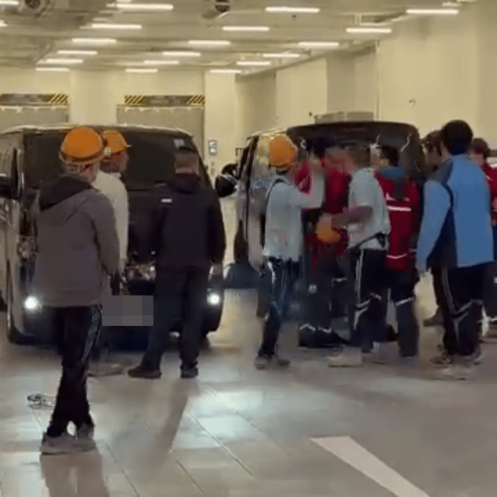 爭執之間,一名藍衫頭盔男疑從後出手偷襲一人,並試圖後退至街外。 爭執之間,一名藍衫頭盔男疑從後出手偷襲一人,並試圖後退至街外。