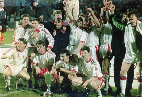 巴塞隆拿和曼聯於90-91球季的歐洲盃賽冠軍盃決賽碰面。當時巴塞由傳奇告魯夫領軍，是如日中天的「夢之隊」。怎料由費格遜帶隊的曼聯就有曉士梅開二度，助紅魔以2:1擊敗有朗奴高文士哥的巴塞，成功奪冠。網上圖片