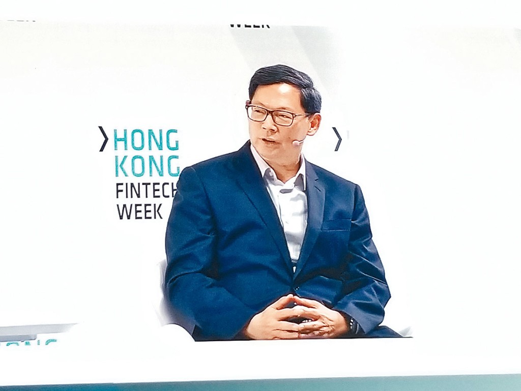 陳德霖預計易信連將於明年中推出服務。