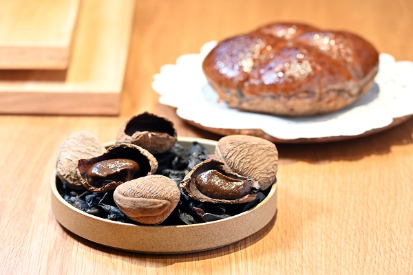 Whey’s Bread每日新鮮即製的招牌麵包，是把傳統的法式牛油包，加入東南亞黑果，鬆軟且散發可可味，塗抹黑果牛油同吃更美味。