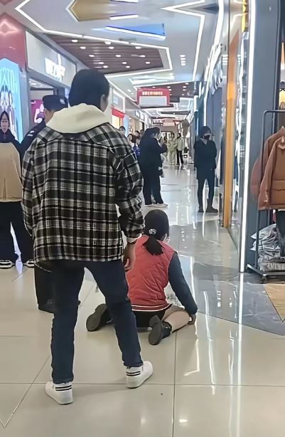 湖北有婦女在商場跪求買羽絨服，被疑似丈夫男子叉腰大罵。抖音