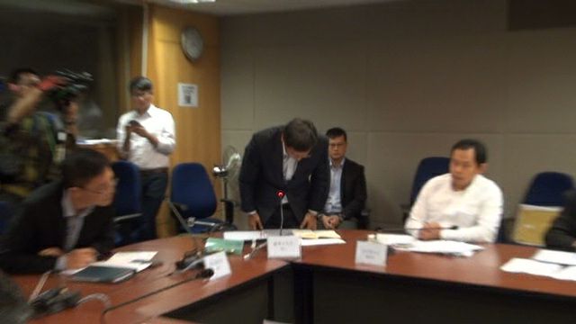 城巴營運總監鍾澤文鞠躬致歉