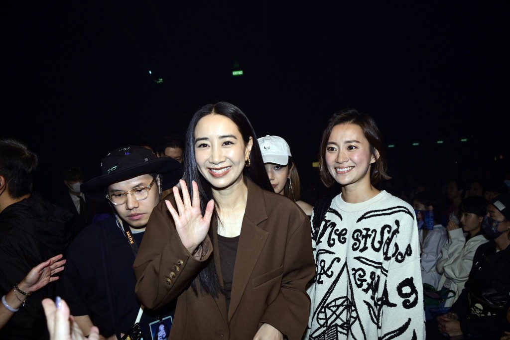吳雨霏（Kary）及楊愛瑾（Miki）在鄧麗欣演唱會合照，是近年難得的一張同框合照。