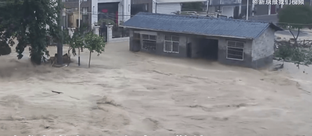 湖北咸豐暴雨，12小時累計雨量達358.8毫米，部分區域水深超過2.5米。