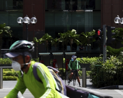 新加坡新增四百多宗確診再創單日新高。AP