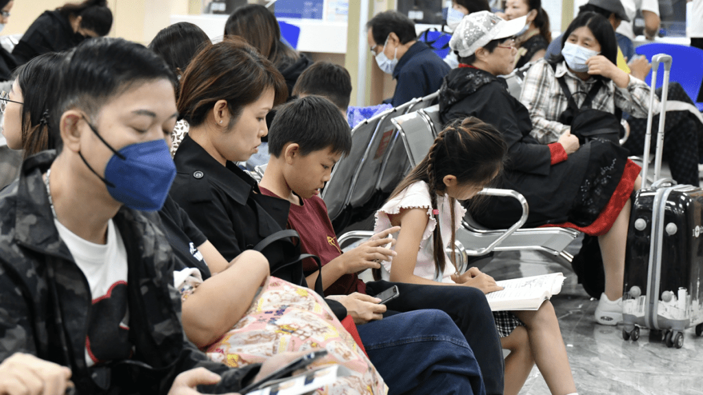 國家出入境管理局決定回鄉證有效期限延長至2023年12月31日。禇樂琪攝