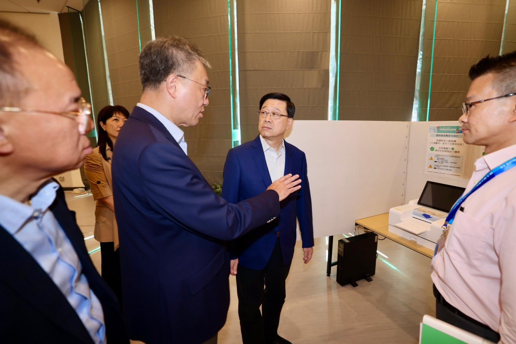 票站工作人員向李家超介紹明日的投票流程和人力配置。李家超FB圖片