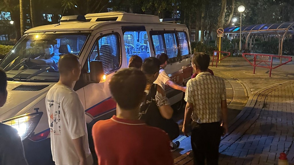 警方拘捕3男1女。警方提供