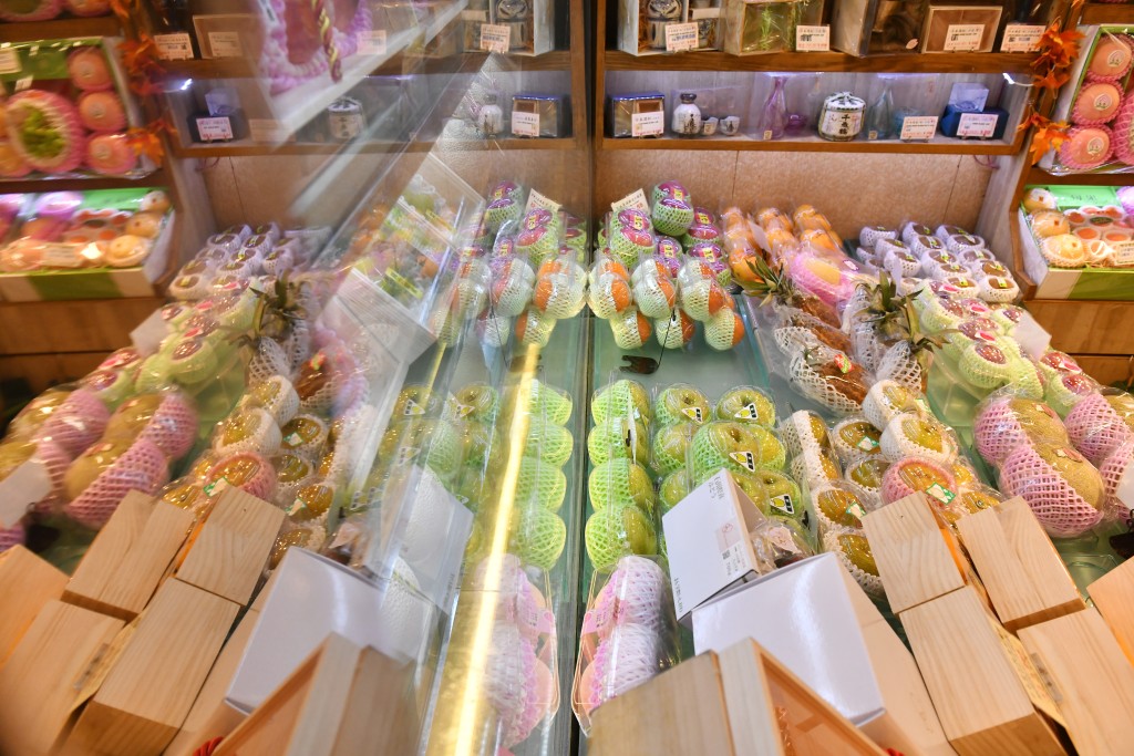 有九龙城水果店店东预料生意额受到影响。陈极彰摄