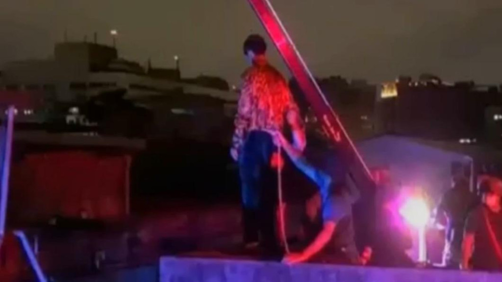 炎亞綸僅在腰間綁一條麻繩便危站於天台拍攝的照片流出，台灣劇組的安全意識再引起廣泛討論。（圖片翻攝自台灣迷因FB）